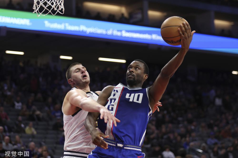 被控在场外 被控在场外